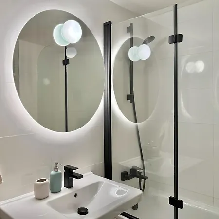 Design In The Center Great For Friends And Family Apartment