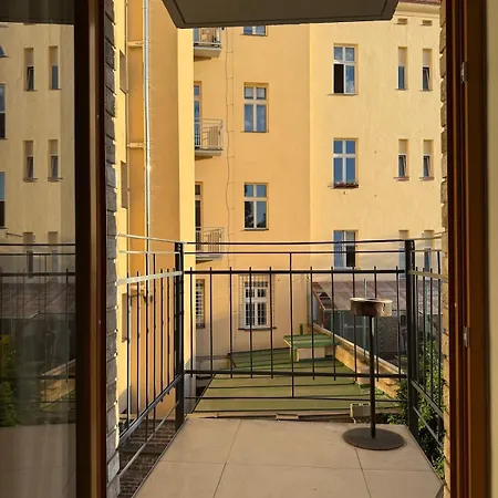Design In The Center Great For Friends And Family Apartment