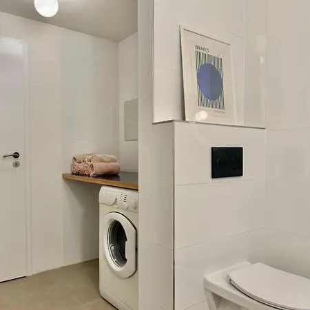 Design In The Center Great For Friends And Family Apartment
